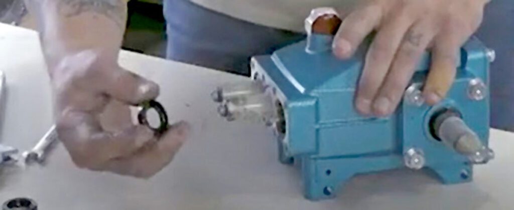 Replacing CAT 5CP Oil Seals